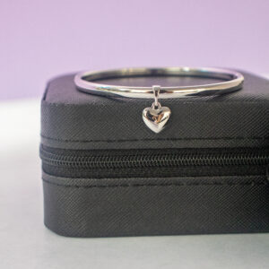 Pulsera plateada con dije de corazón pequeño redondo